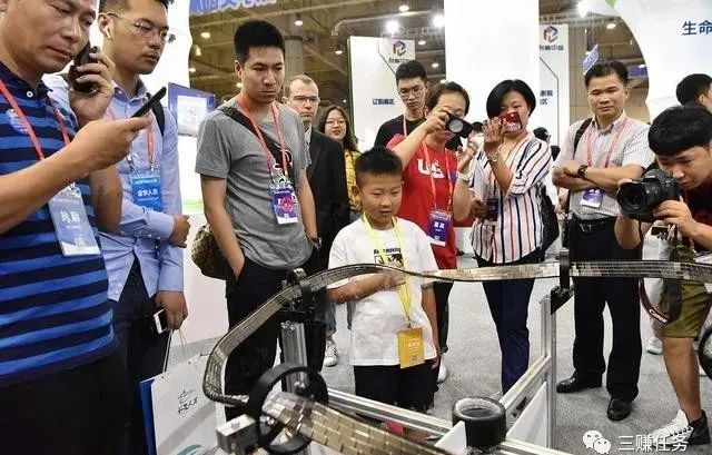 摆地摊卖玩具泡泡机，一天轻松净赚1000元！一个真实的挣钱项目，利润高、市场大