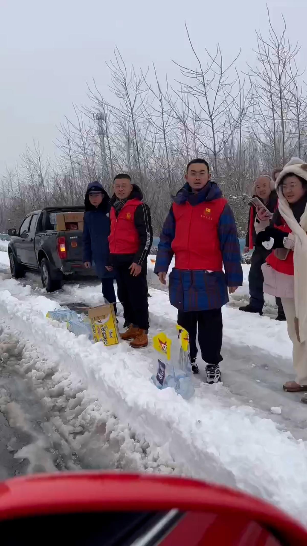 困在湖北高速的返乡人,不敢开空调吃光了年货