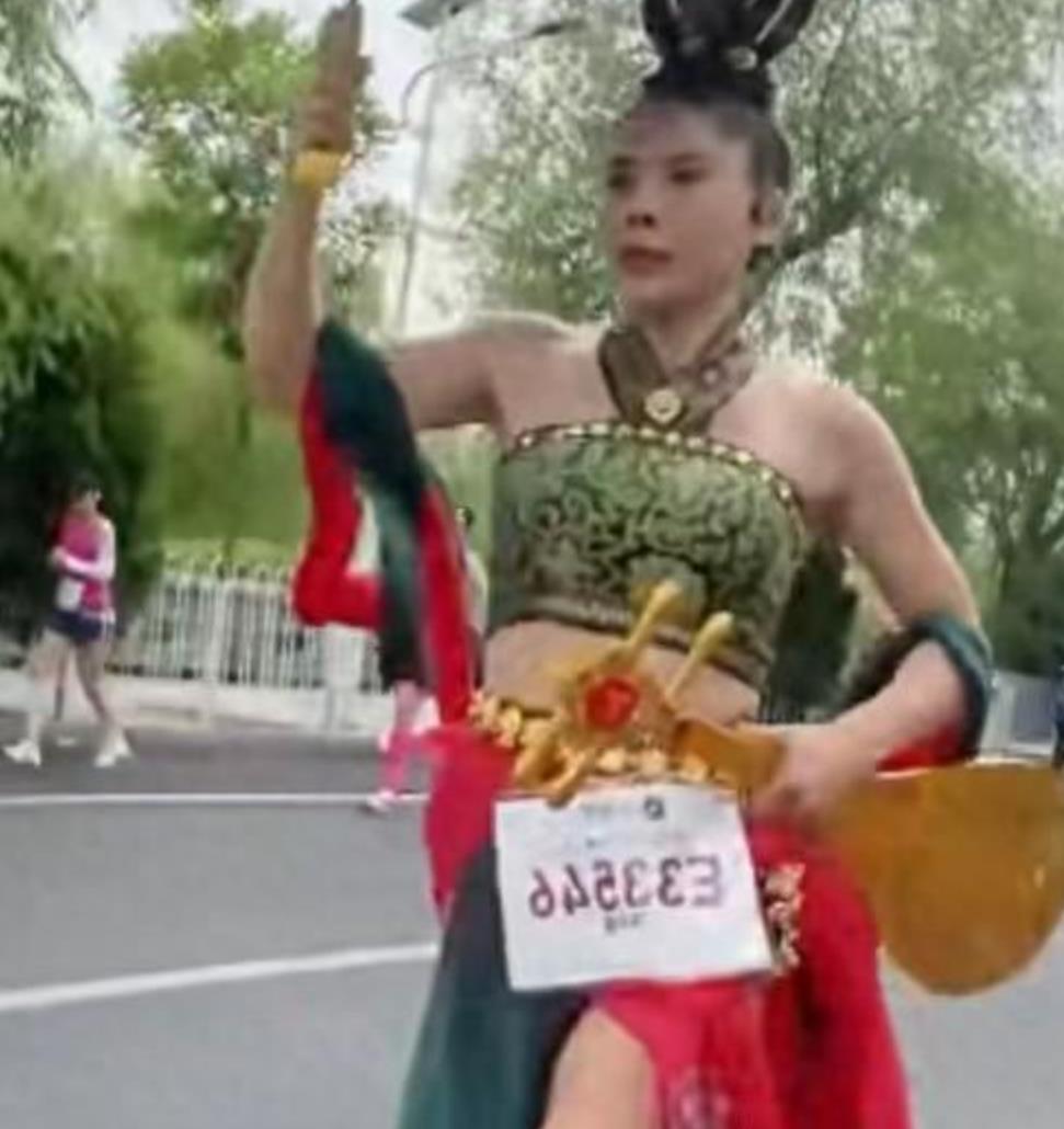 图片[2]-女子穿敦煌飞天神女装跑马拉松-云上仙人资源网
